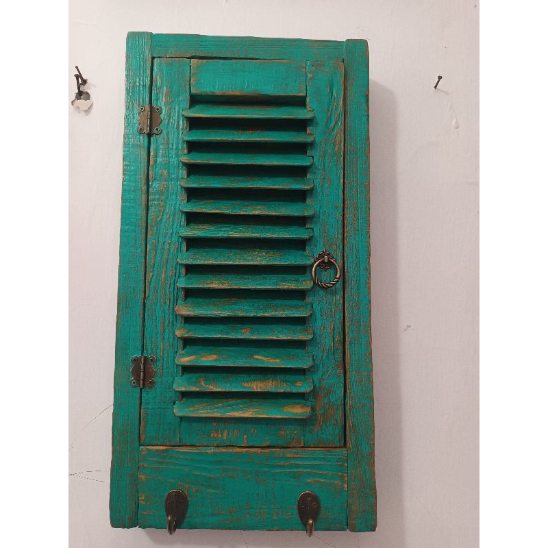 cermin jendela kayu vintage aesthetic