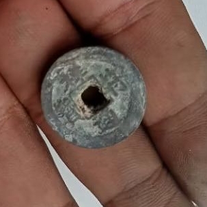 tiga koin gobog kuno menyatu