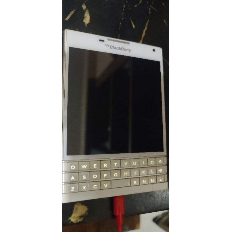 Blackberry Passport putih lcd gelap bahan