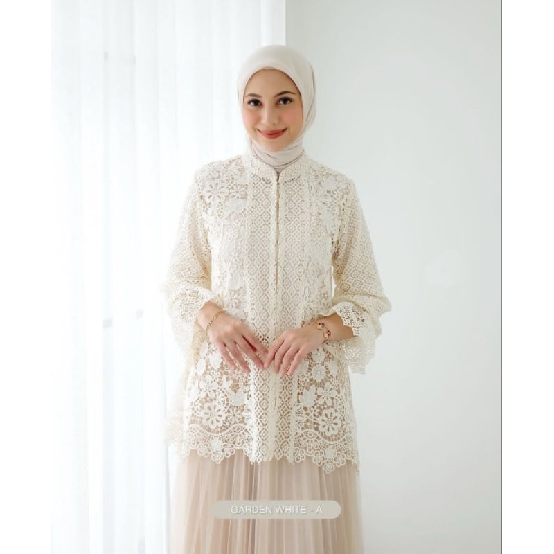 Preloved Used 1x Aisha Blouse by STL sarah the label. Garden White A Size M. VVGC Condition.