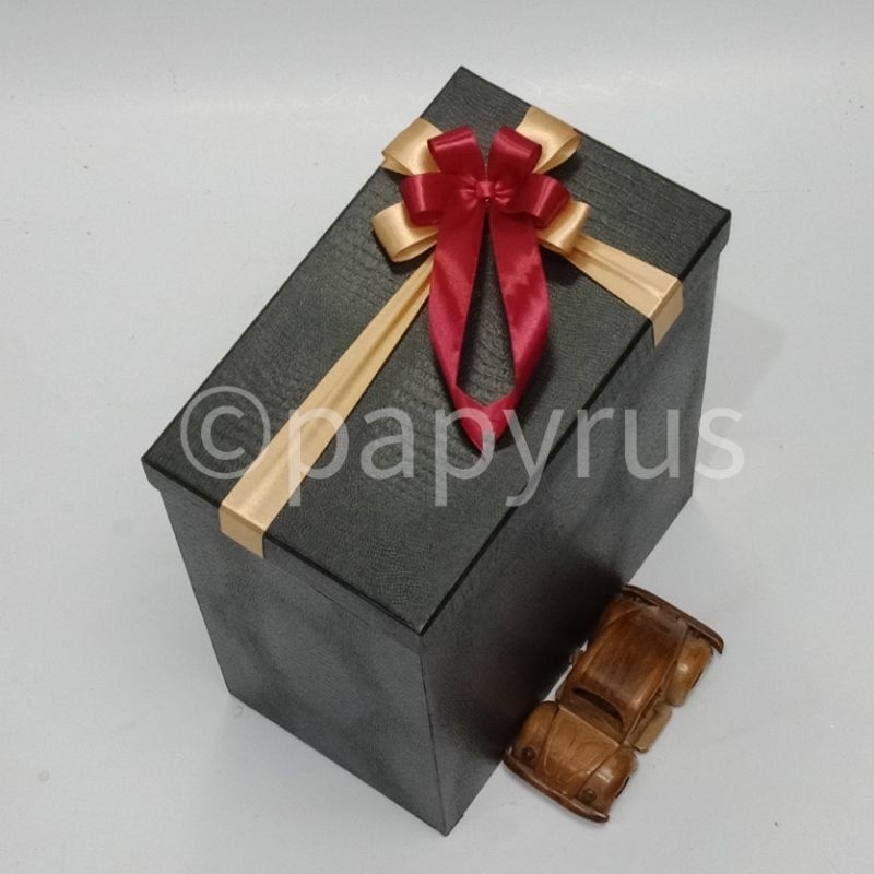 

PAPYRUS 15x25 Tinggi 30cm Kotak Kado Gift Box V3