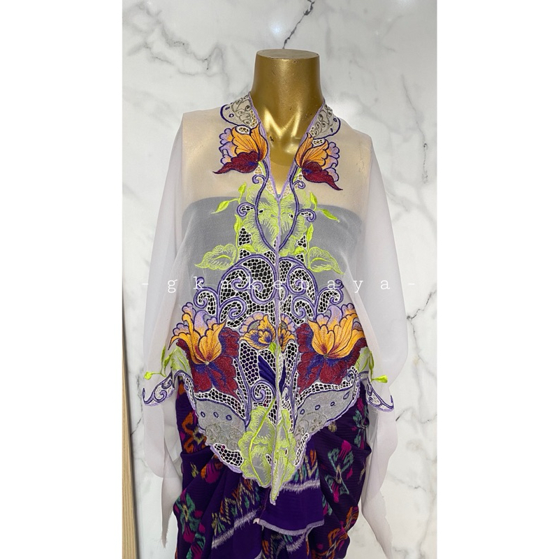 KEBAYA BORDIR PUTIH BUNGA UNGU/KAIN KEBAYA /KEBAYA BALI