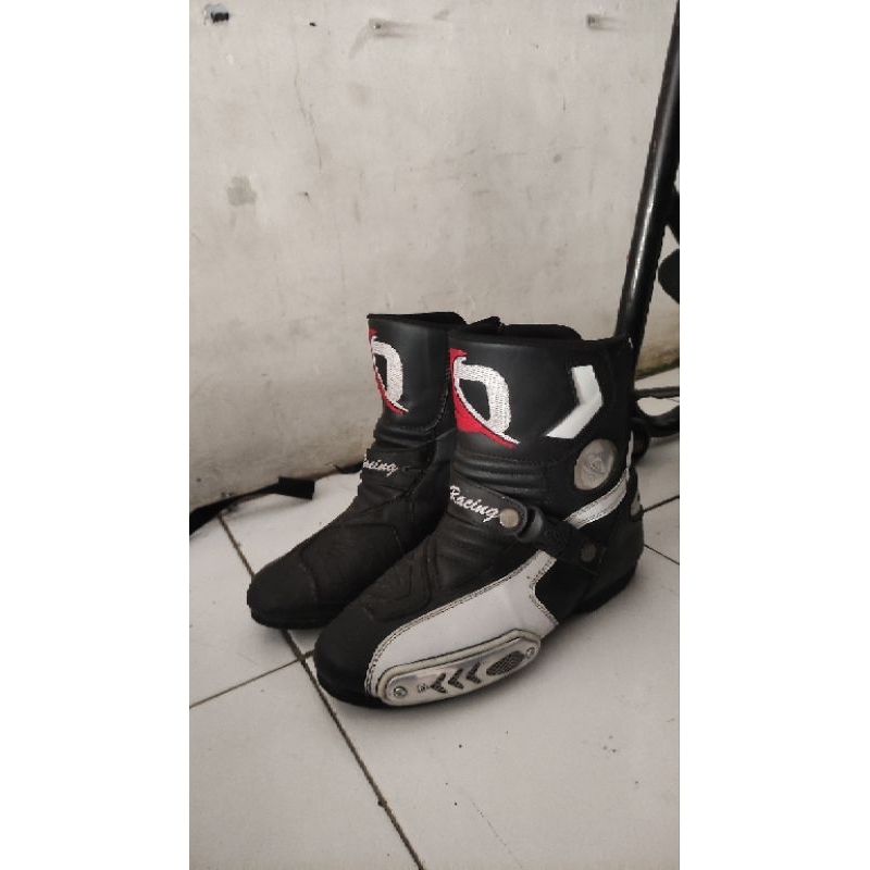 sepatu touring merk DLN