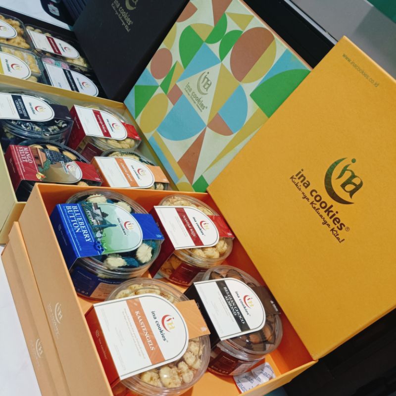 

INA COOKIES MALANG HAMPERS BOX ISI 4 TOPLES KUE KERING KEMASAN TOPLES