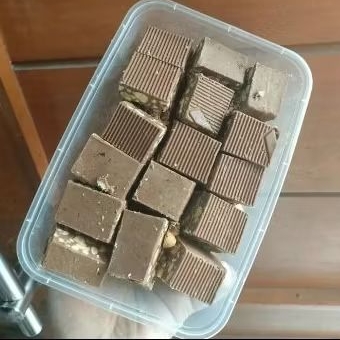 

coklat blok silverqueen rocker 500gr isian mede dan rice crispy