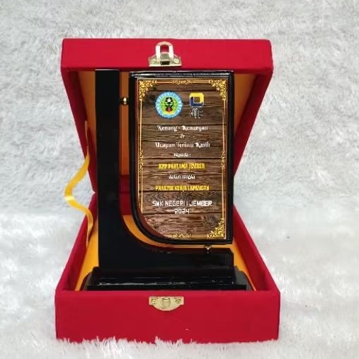 PLAKAT KAYU,WISUDA KAMPUS,KADOWISUDA, SOUVENIR WISUDA,VANDEL,AKRILIK, PLAKAT  MARMER, DUPLIKAT PIALA
