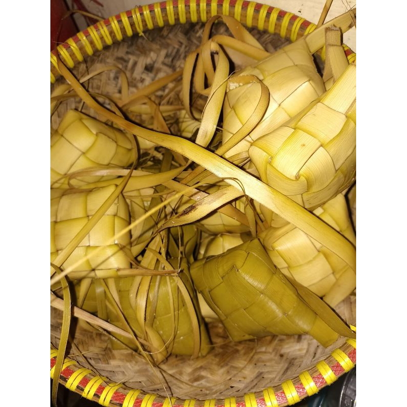 

ketupat mateng tinggal makan 10 pcs