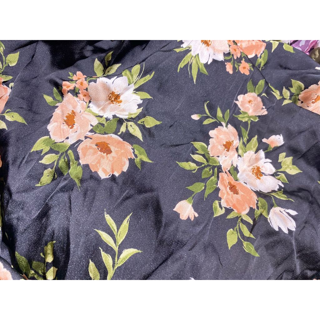 Kain Motif Bunga Hitam