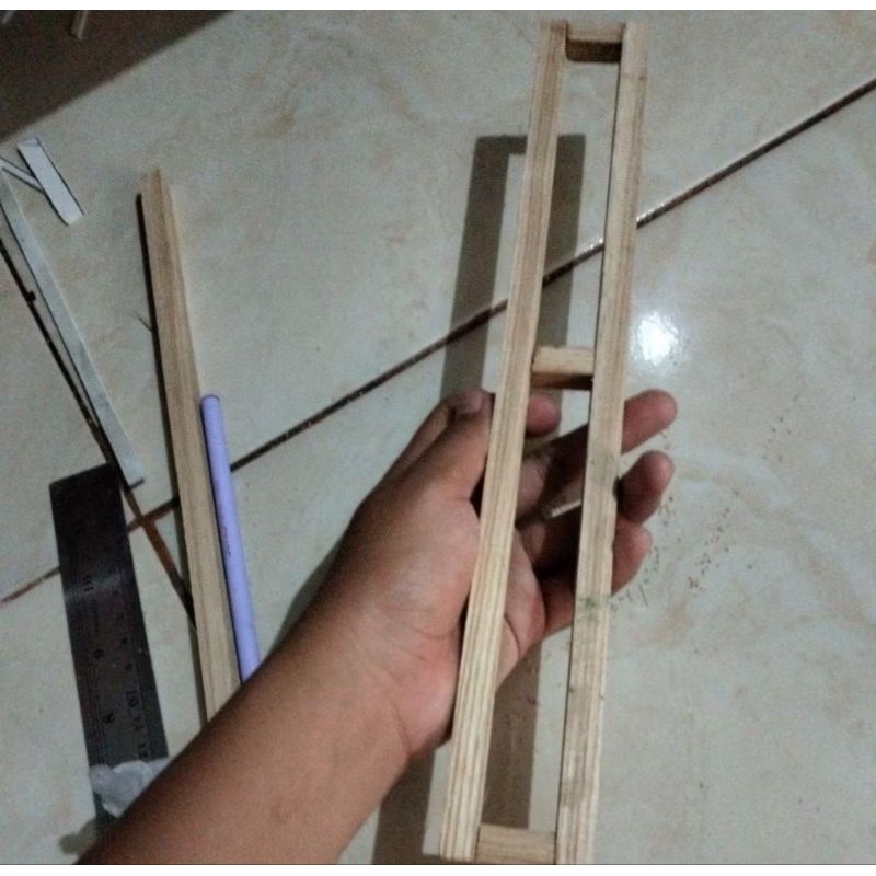 sasis miniatur truk plastik (belum di dempul)