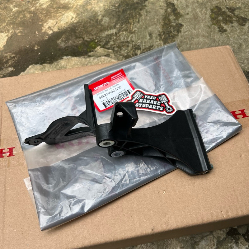 64223-K0J-N00 Dudukan Panel Tameng Lampu Stay Comp Front Cover Depan Genio Original 64223K0JN00