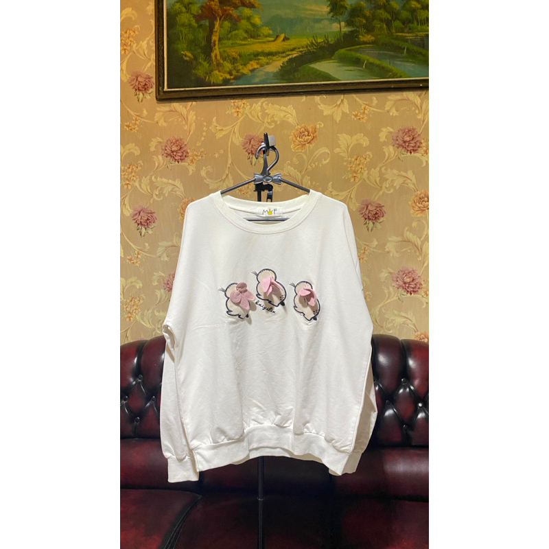 sweater putih lengan panjang wanita