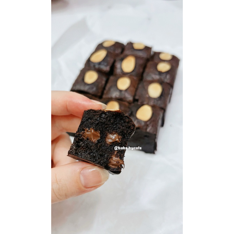 

BAKE.BYCALS Premium Fudgy Brownies Coklat Hampers 20x10
