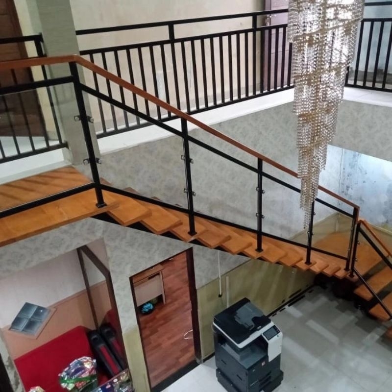 tangga besi dan kayu model minimalis