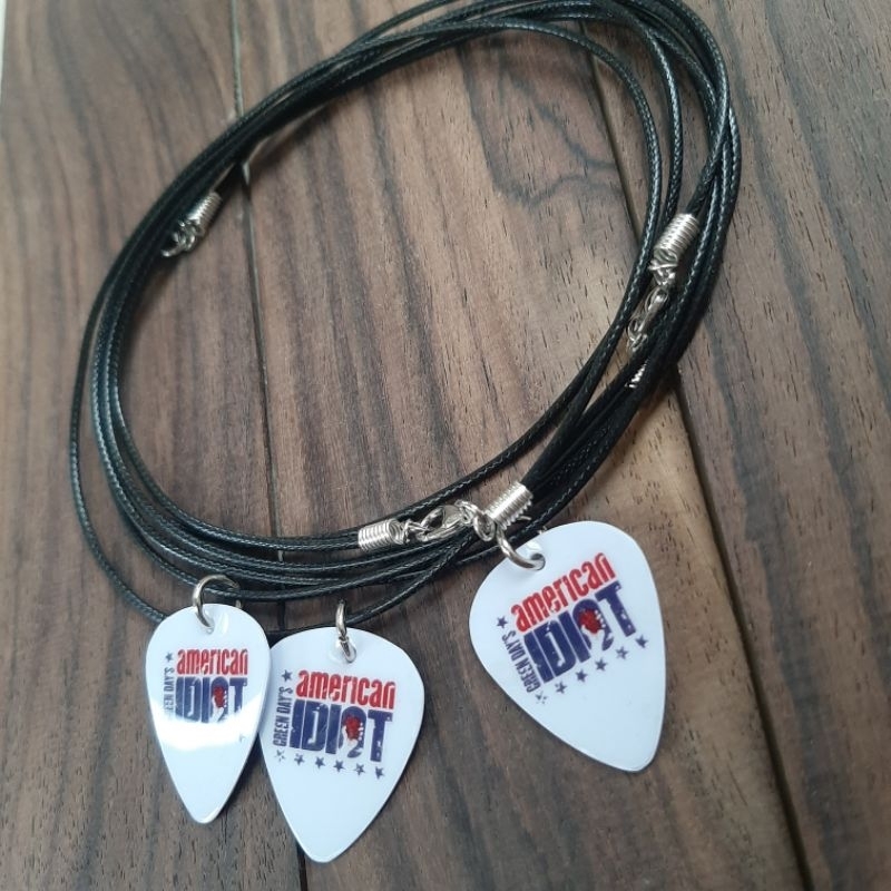 kalung pick gitar edisi band greenday
