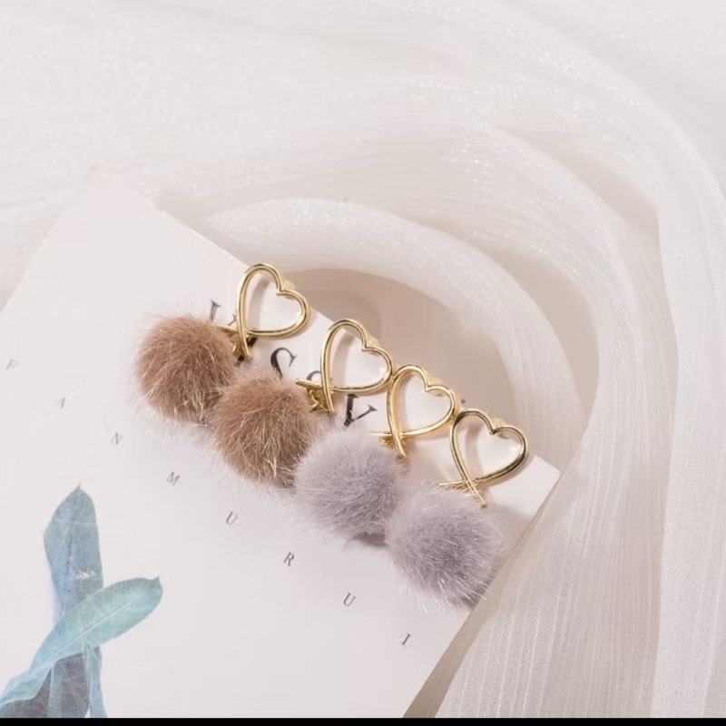 Anting stud tusuk motif love bola pom bulu.