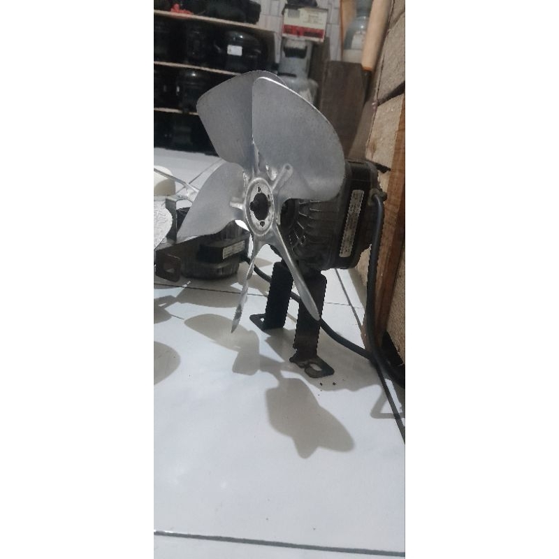 fan motor kulkas condensor bekas frezeer box . 1 set dengan baling2