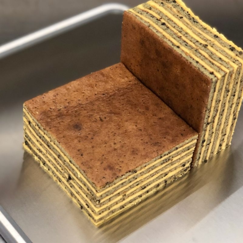 

Lapis Legit Susu Wijsman Black Sesame 9x9 cm