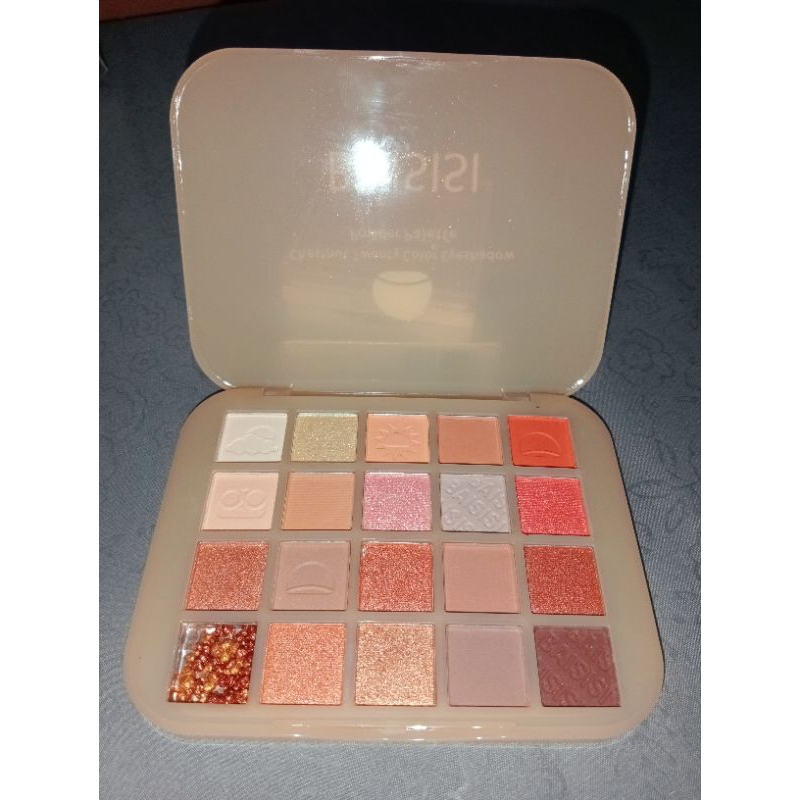 Eyeshadow palette baisisi