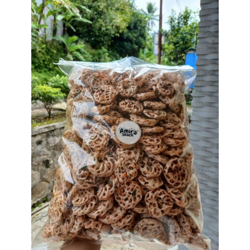 

keripik keripik renyah by amira snack (babanggi rafael)