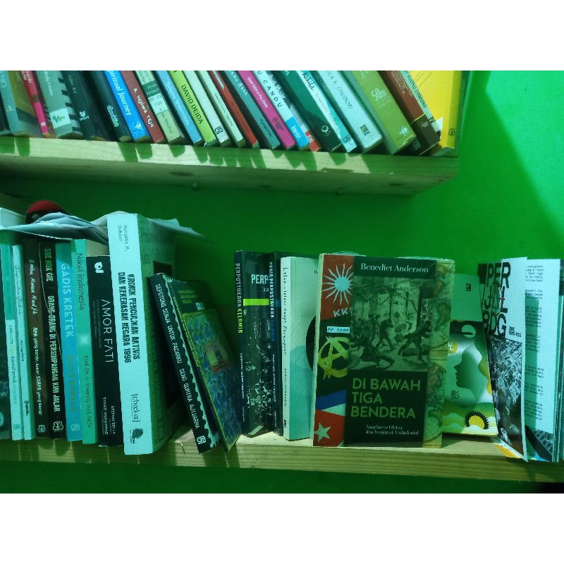 Sosial-Politik/Sejarah/Kajian Budaya - Di Bawah Tiga Bendera (Anarkisme Global dan Imajinasi Antikol