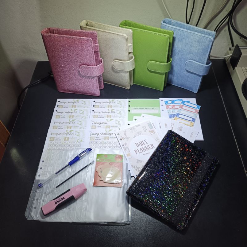 

Binderku MHA Paket Lengkap Binder Menabung Kulit Sintetis Premium Binder Polos Murah A6 6ring / Nabung Viral / Tantangan Menabung Saving Challange + 10 pcs Ziplock
