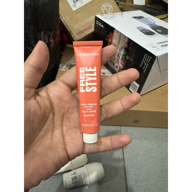 THE BODY SHOP FREESTYLE MULTI TASKING COLOR MATTE LIPSTIK BLUSH ON SHADE EQUAL
