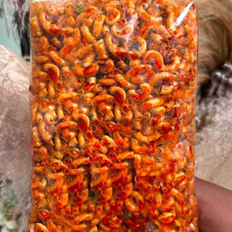 

pink MAKARONI CIKRUH 1 KG PEDAS DAUN JERUK KHAS BANDUNG SNACK MAMIN