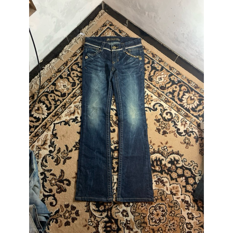 jeans feeding petir by red pepper