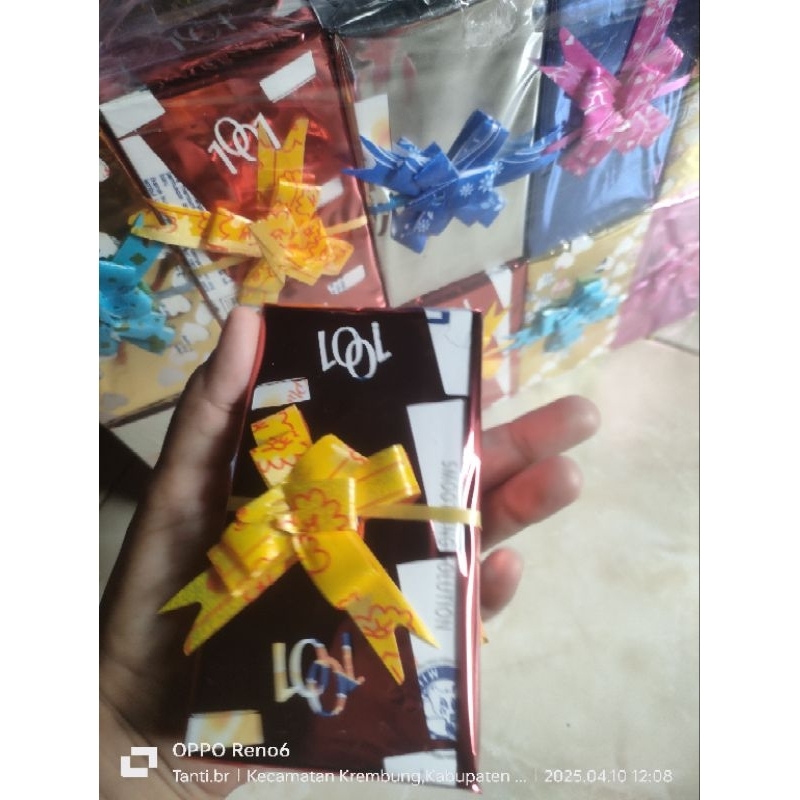 

KADO BERHADIAH MAINAN/UANG TUNAI JIKA BERUNTUNG 1 Pack isi 20 kotak kado