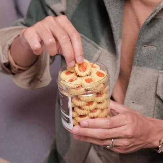 

NOB Kue Semprit Matahari Enak Lembut Halal Bibasnacks ( Gratis kue sagu / semprit kemasan Pouch )