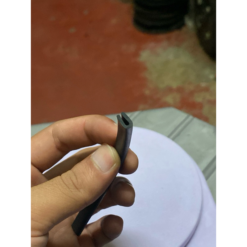 karet lis u 7mm / karet pelipit type U lebar 7mm