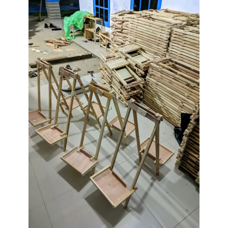 

stand/jagrak lukisan anak-anak styrofoam dan ada tatakan meja dan bisa dilipat