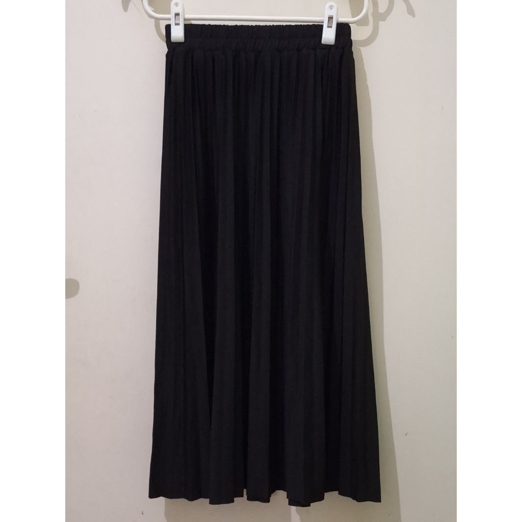[Preloved] Rok hitam lipit polos HELLOFASHION