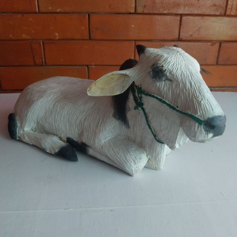 Patung Sapi kayu estetik