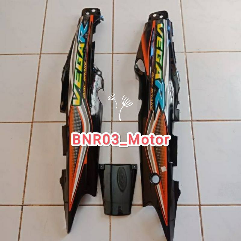 Body Belakang Vega R Lama Plus Striping Warna Hitam Orange Silver Putih