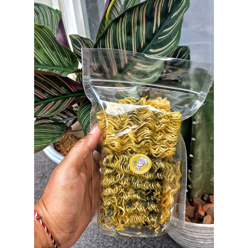 

cemilan mie kriting daunj eruk 130gr
