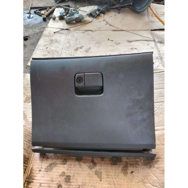 Laci Dasboard Mazda Familia 323