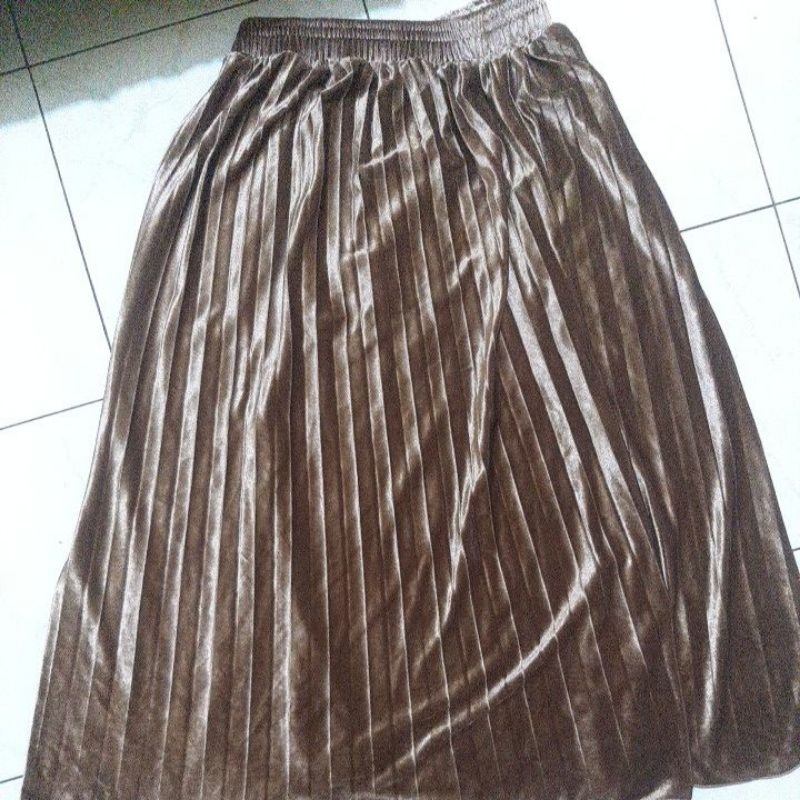 preloved rok plisket bludru midi ⅞ warna coklat tua
