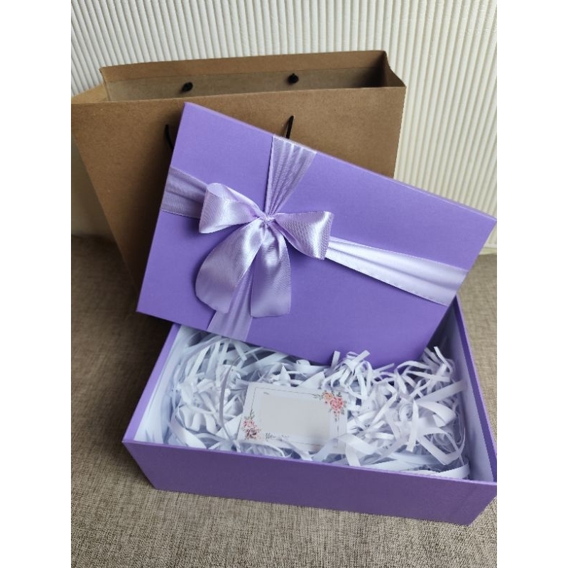 

Kotak kado 30x20x10cm FREE kertas cacah serut, kartu ucapan, paperbag