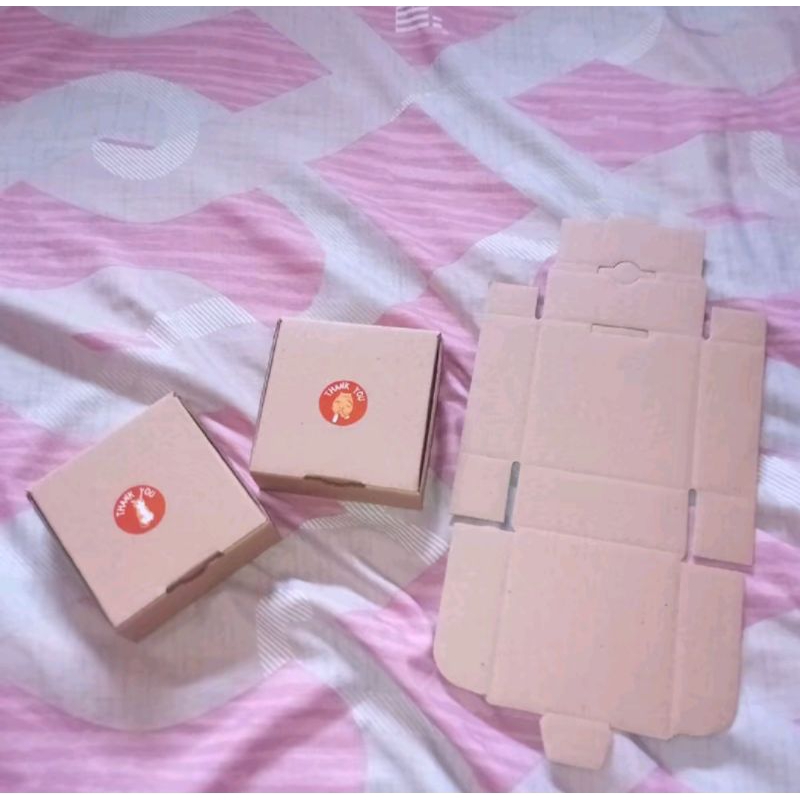 

[box mini] [free stiker] kardus mini ada dua pilihan ada yang rakit sama yang kotak langsung harga diskon sangat murah