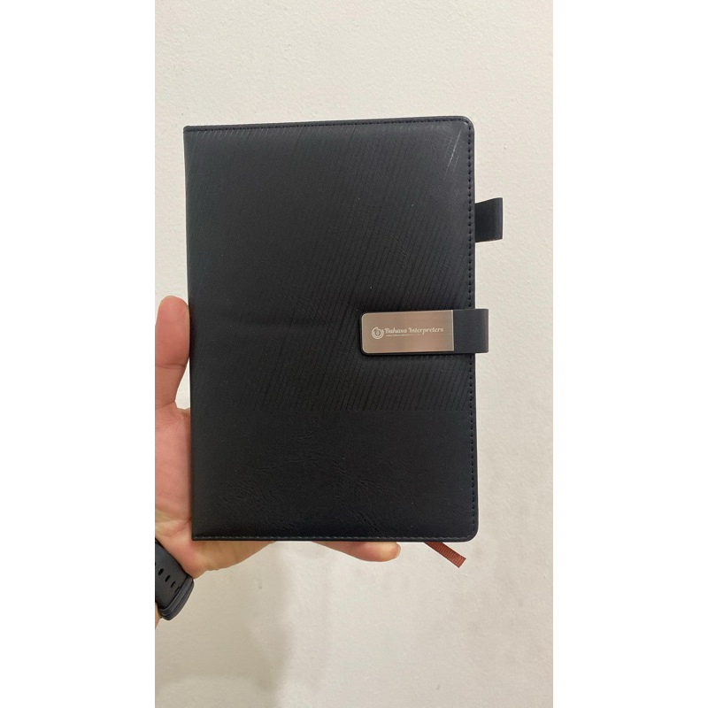 

mh FREE Custom Grafir Nama Giftset Souvenir Eksklusif Notebook AG A5 Dan Pulpen Souvenir Mewah Event