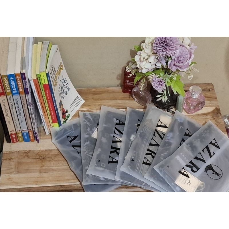 Azara voal series hitam motif pouch