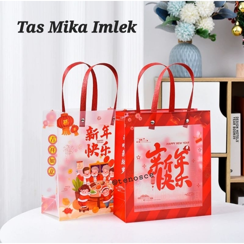 

Tas Mika Tenteng Imlek Konien Sincia Hampers Toples Kue Kering Botol Markisa Kale Parcel Hantaran