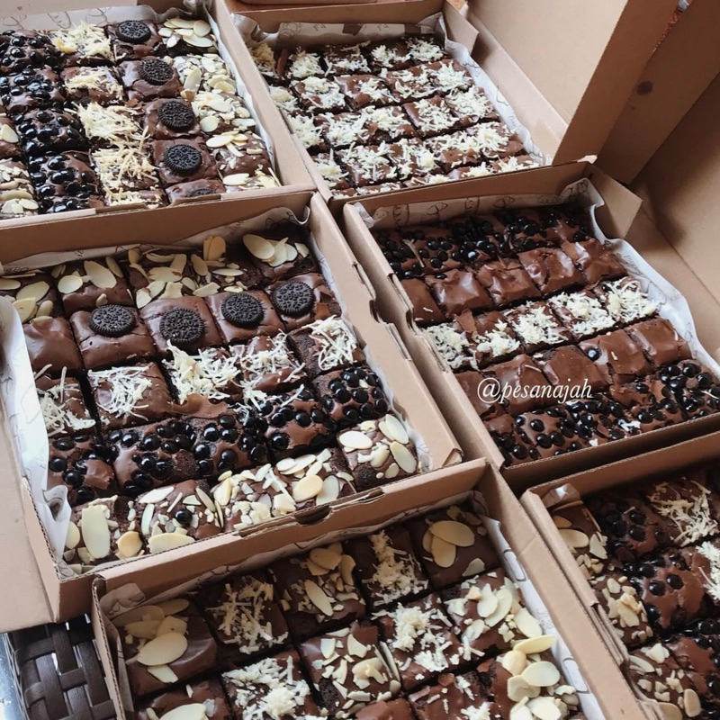 

PESANAJAH HAMPERS FUDGY BROWNIES / HAMPERS LEBARAN / HAMPERS CHINESE NEW YEAR / HAMPERS NATAL/ PARCEL KUE BROWNIES / BROWNIES NAGIH / HAMPERS HAPPY NEW YEAR/ HAMPERS IMLEK / CHRISTMAS HAMPERS/ PARCEL IDUL FITRI