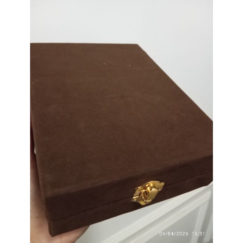 

PLAKAT BOX Bludru Coklat 20 cm x 15 cm