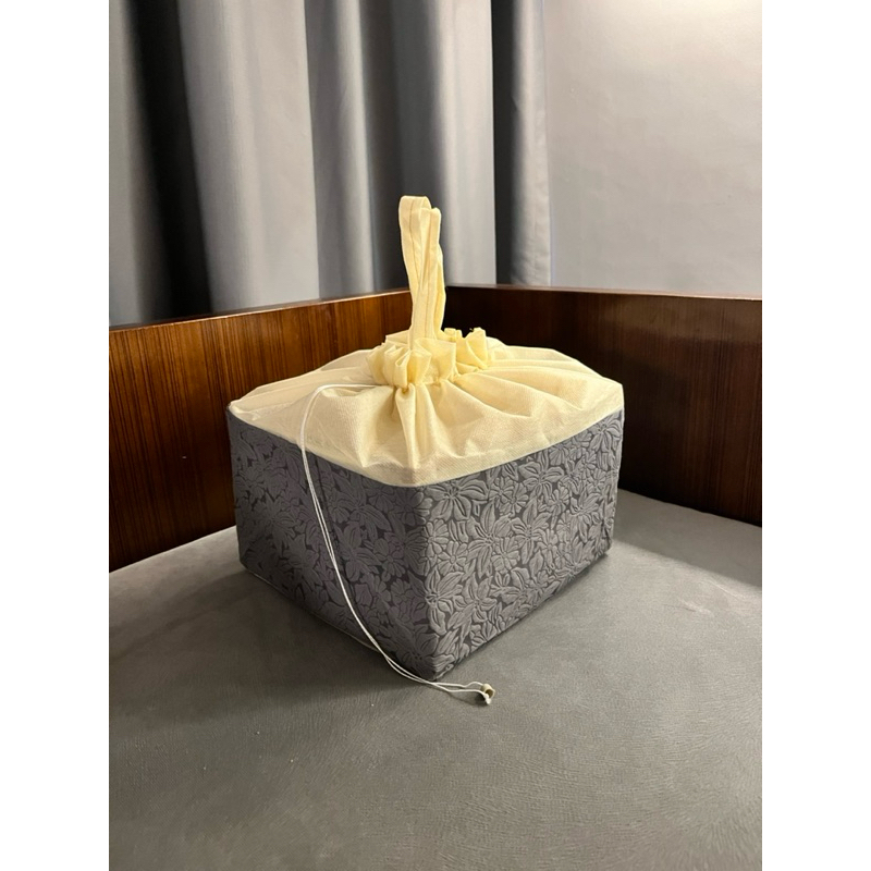 

(1 PACK = 60 PCA) Tas Hajatan EMBOS SERUT 22x22 Tinggi 30 cm / Tas Nasi Kotak / Tas Spunbond / TAS BELANJA / GOODIE BAG / TAS NASI KOTAK / TAS NASI BOX