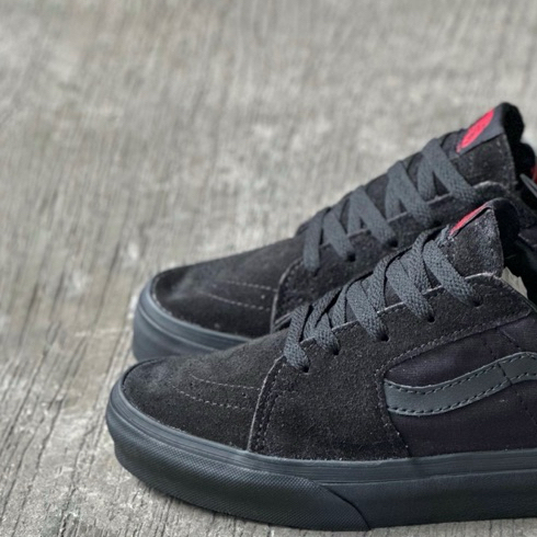 SEPATU LOW FULL BLACK EVB - Sepatu Pria & Wanita