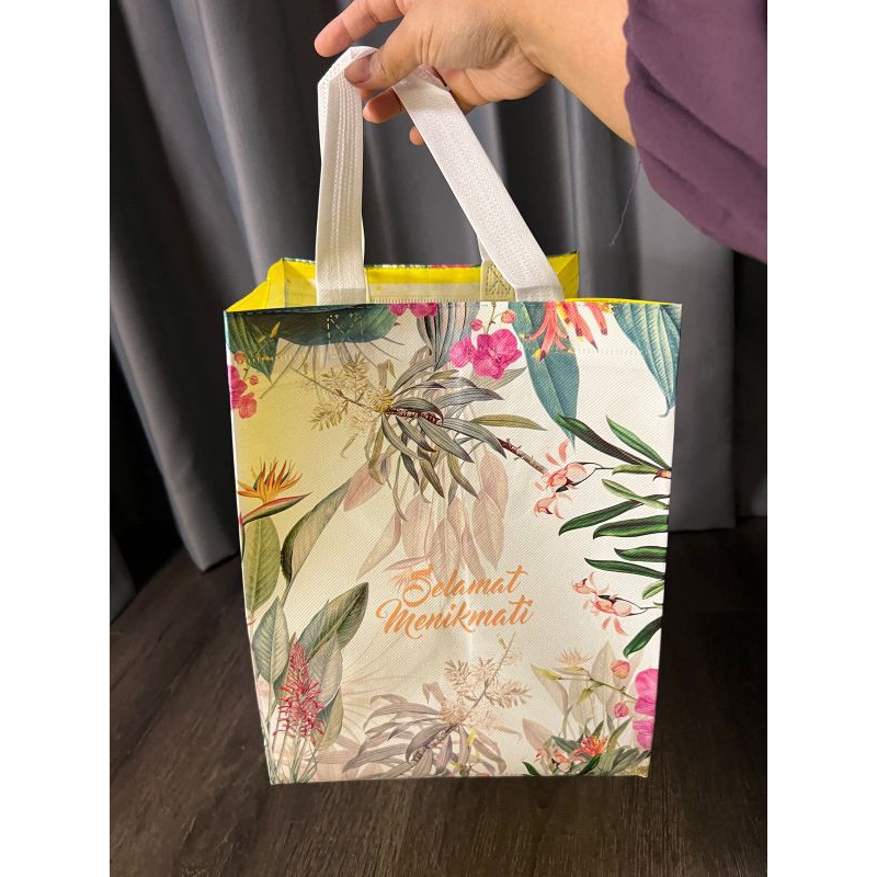 

(1 LUSIN = 12 PCS) TAS HAJATAN LAMINASI DAUN 22x22 TINGGI 28 CM / GOODIE BAG LAMINASI / TAS HAJATAN LAMINASI / TAS BELANJA