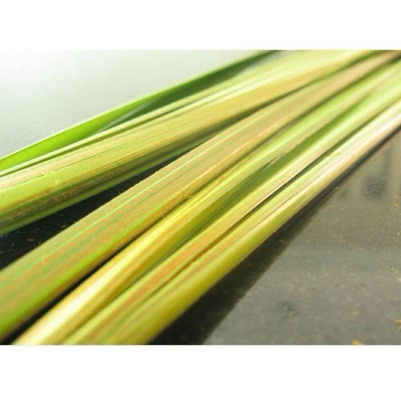 

Janur atau daun kelapa fresh ukuran sedang