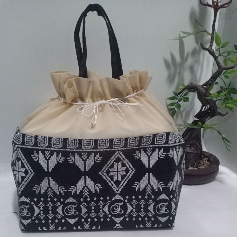 

(harga per 5 lusin/60pcs) promo tas hajatan serut batik nusantara 22X 22/tas spunbond 22